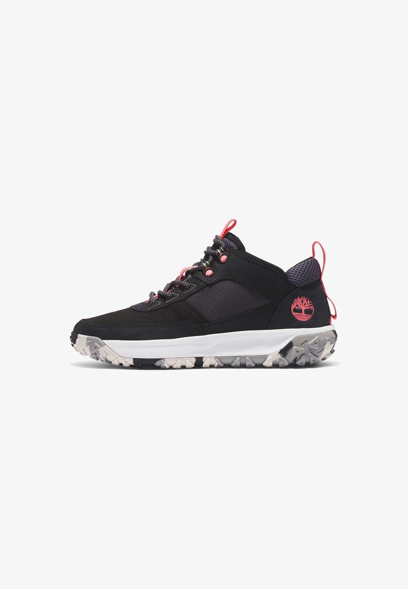 Chaussure de randonnée noire et grise avec des accents roses, semelle texturée et logo d’arbre rose sur le côté, vue de l'extérieur.