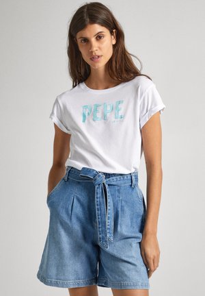 Balta medvilninė marškinė su šviesiai mėlynu "PEPE JEANS" spaudiniu, derinama su aukštu liemeniu džinsiniais šortais su surišamu diržu ir šoninėmis kišenėmis.