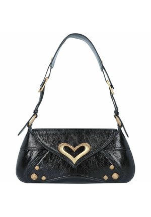 Borsa nera con finitura testurizzata, accento a forma di cuore dorato e tre borchie tonde; presenta un flap curvo e una tracolla regolabile.