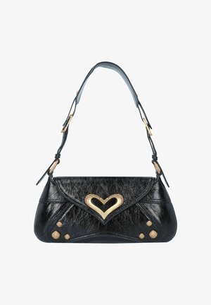 Borsa nera con finitura testurizzata, accento a forma di cuore dorato e tre borchie tonde; presenta un flap curvo e una tracolla regolabile.