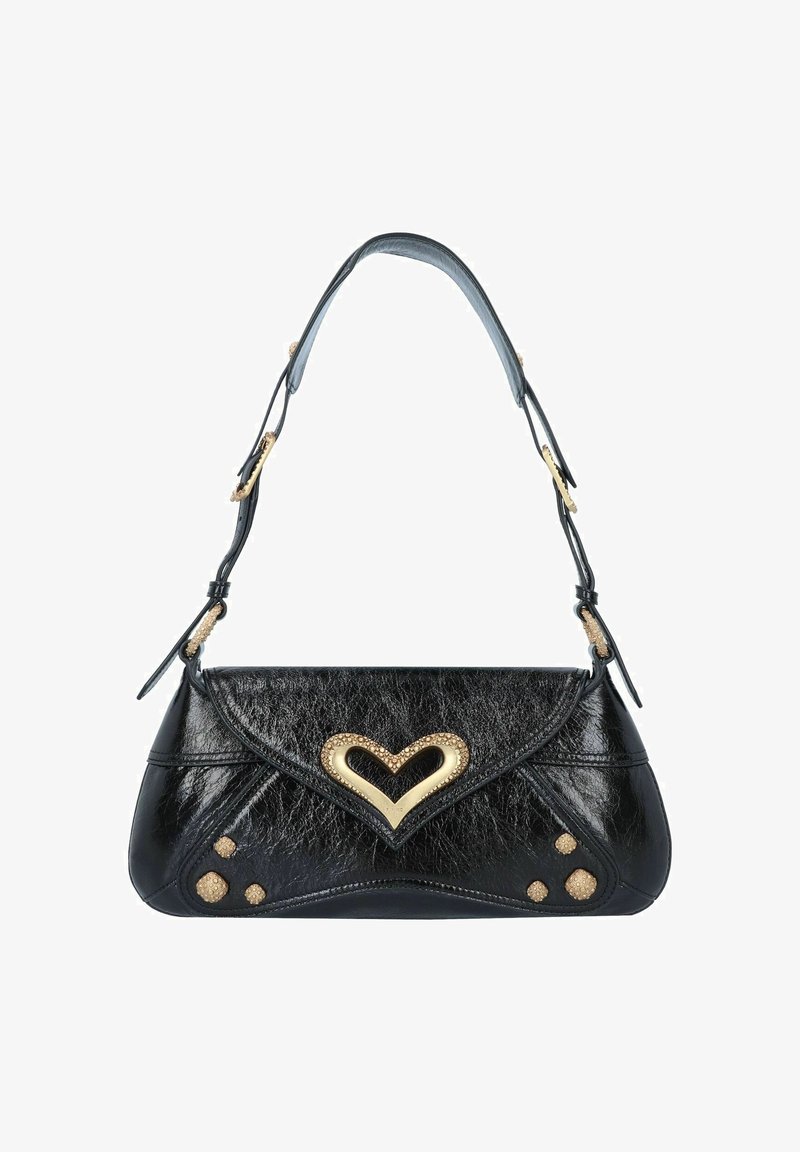 Borsa nera con finitura testurizzata, accento a forma di cuore dorato e tre borchie tonde; presenta un flap curvo e una tracolla regolabile.