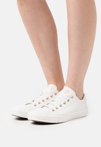 Converse CHUCK TAYLOR ALL STAR - Joggesko - vintage white/light gold