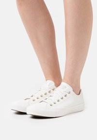 Converse - CHUCK TAYLOR ALL STAR - Sneakers low - vintage white/light gold Imagine miniatură 1