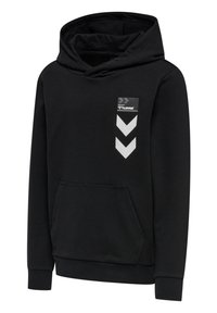 Svart hooded sweatshirt i mjukt material som har en känguruficka, en logotypapplikation och en grafisk design med vita chevrons på framsidan.