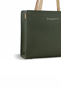 Borsa a tracolla in pelle verde con texture, dalla forma strutturata, dotata di manici chiari e di un piccolo logo bianco. Dettaglio con chiusura a zip.
