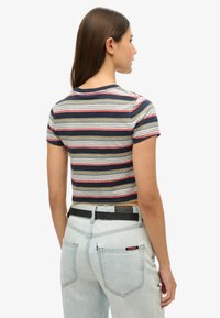 Beskåret T-shirt med multicolore horisontale striber i marineblå, rød og gul; med en rund halsudskæring og korte ærmer.