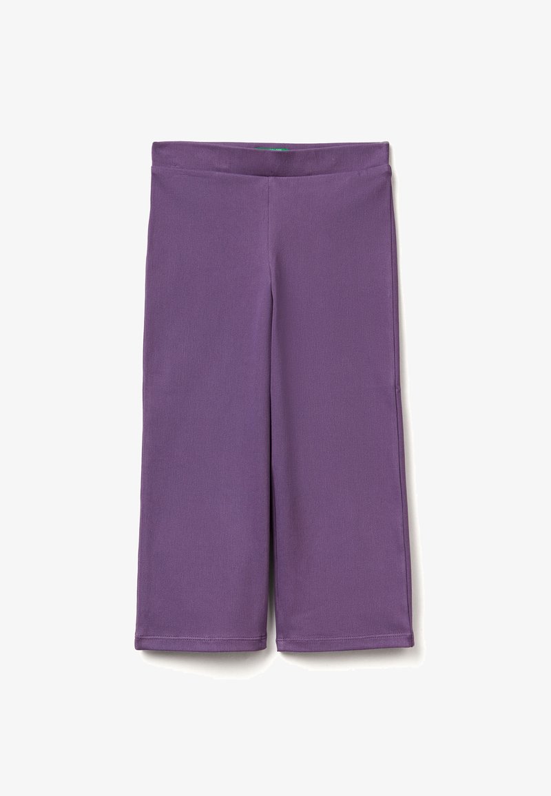 Paarse sportshorts van rekbaar materiaal. Voorzien van een brede, elastische tailleband en recht gesneden pijpen, ontworpen voor comfort en beweging.