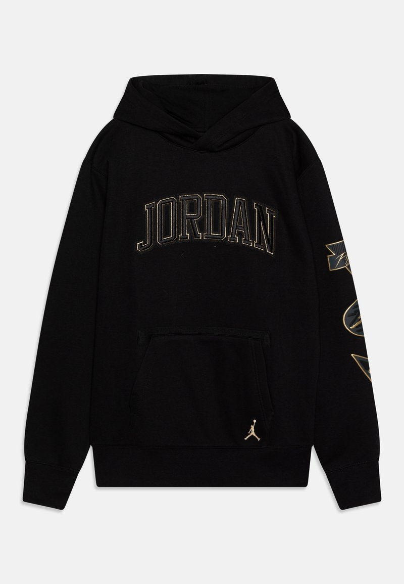 Sweat à capuche noir avec le texte « JORDAN » sur la poitrine, des graphiques accentués en or sur la manche droite, et un logo Jumpman doré près de la poche avant.