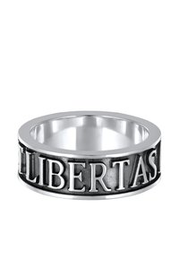 Silverring med en polerad insida och en texturerad utsida, graverad med ordet "LIBERTAS" i fet stil.
