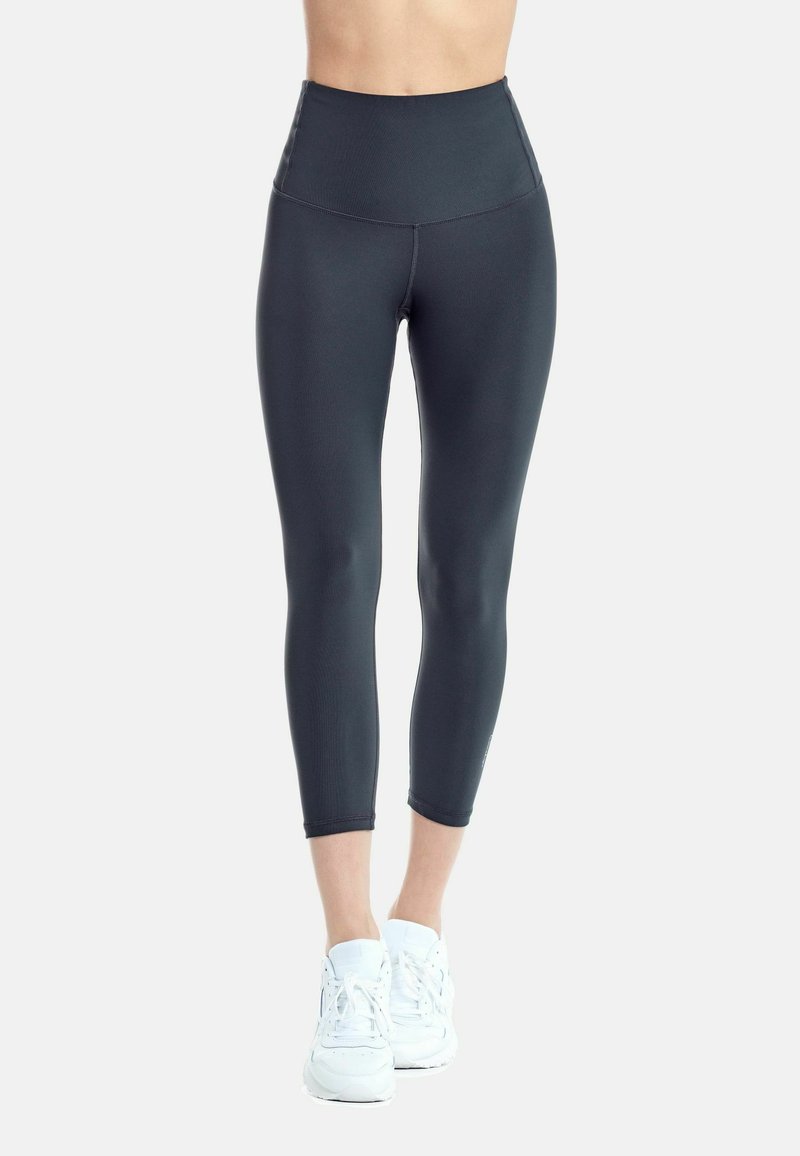 Leggings da esercizio a vita alta e aderenti in tessuto grigio scuro. Texture liscia, lunghezza cropped, con un design senza cuciture e senza motivi visibili.