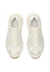 Witte mesh en leren sneakers met textuuraccenten, ronde neus, vetersluiting en beige rubberen zool. Opvallend merkje op de tong.