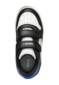 Sneakers noir et blanc avec une tige perforée, deux courroies Velcro et un accent bleu au niveau du talon. Doublure en mesh doux et semelle intérieure rembourrée.