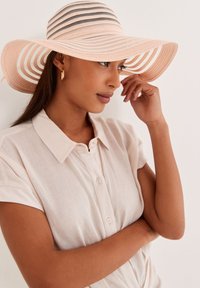 Next WEDDING OCCASION HAT - Kapelusz