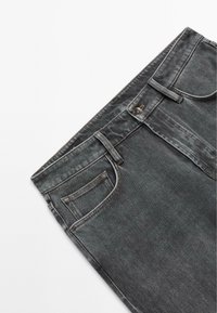 Mörkgrå denimjeans med en klassisk design, framfickor, knäppning och subtil vävstruktur.