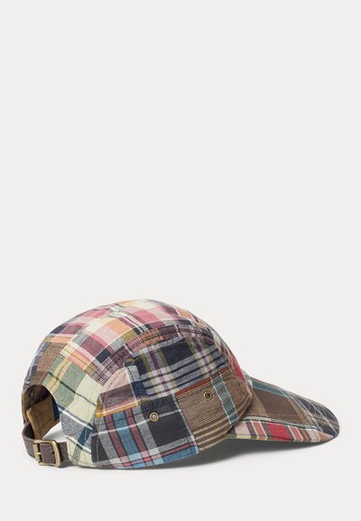 Casquette de baseball avec sangle réglable, présentant un tissu patchwork écossais multicolore avec divers motifs et couleurs.