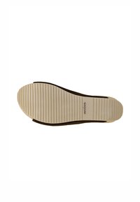 Semelle de chaussure avec une surface en caoutchouc texturée beige clair. Présente des rainures horizontales pour la traction et un contour en brun foncé.