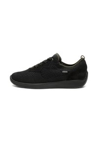 Zapatilla deportiva negra con parte superior de malla y acentos de ante, con cordones redondos, un collar acolchado y una suela de goma texturizada.
