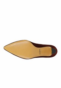 Scarpa in camoscio marrone con punta affusolata e suola in pelle liscia color tan; presenta un inserto in gomma nera nel tacco e il marchio "wojas".