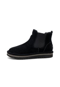 Stivali alla caviglia in suede nero con pannelli elasticizzati laterali, punta arrotondata e suola in gomma texturizzata. Dotati di un pratico tassello sul retro.