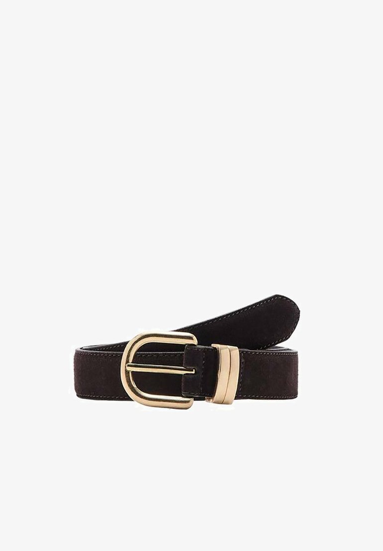 Zwarte suede riem met een brede gouden metalen gesp, met een gladde textuur en stiksels langs de randen. Geschikt voor verschillende outfits.