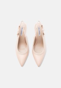 Ζευγάρι μπεζ γόβες με μύτη σε σχήμα μυτερού δακτύλου, από γυαλιστερό δέρμα, με λουριά τύπου slingback με ελαστικές λεπτομέρειες και λογότυπο Karl Lagerfeld στα εσωτερικά πέλματα και στις άκρες.