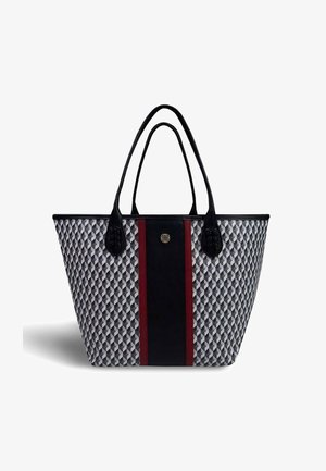 Sac fourre-tout à motif géométrique avec un extérieur texturé en gris et noir. Présente des accents en cuir noir et une bande centrale rouge.