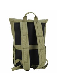 Zaino in tessuto verde oliva con pannello in rete, spallacci imbottiti e regolabili, e maniglia superiore. Presenta una tasca laterale e hardware minimale.