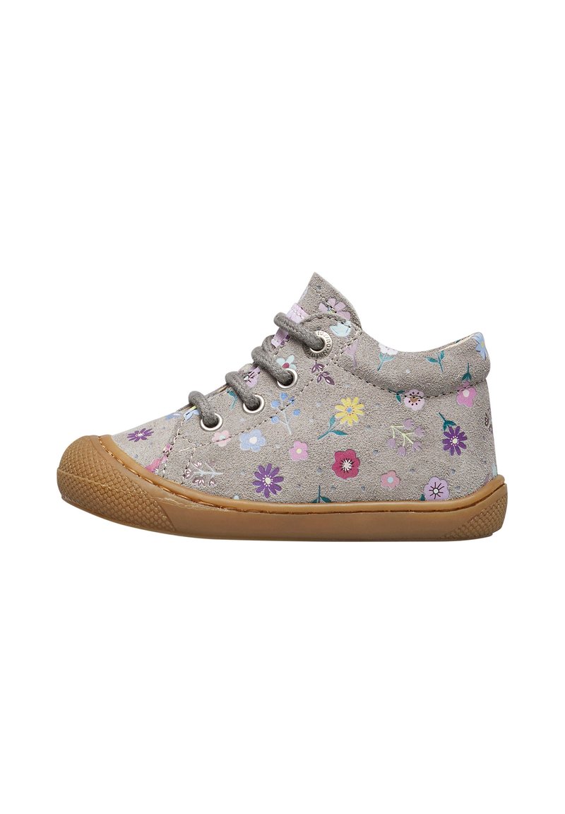 Scarpa per bambini in camoscio grigio con suola marrone chiaro, motivo floreale in viola, rosa, giallo e blu, e lacci grigi in profilo laterale.