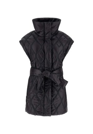 Mouwloze zwarte gewatteerde bodywarmer met hoge kraag en voorzijde met ceintuur, voorzien van ruitstiksels en een klein driehoekig logoplaatje.