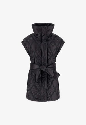 Mouwloze zwarte gewatteerde bodywarmer met hoge kraag en voorzijde met ceintuur, voorzien van ruitstiksels en een klein driehoekig logoplaatje.