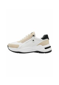 Zapatilla blanca y beige con una mezcla de texturas suaves y de ante, acentos negros, diseño de cordones y un bolsillo lateral con cremallera.