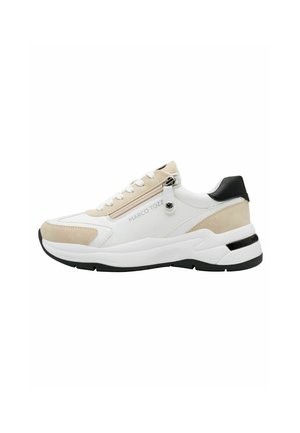 Sneaker bianco e beige con un mix di texture lisce e scamosciate, dettagli neri, design con lacci e tasca laterale con zip.