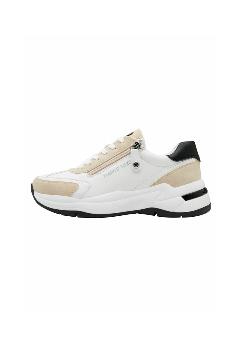 Zapatilla blanca y beige con una mezcla de texturas suaves y de ante, acentos negros, diseño de cordones y un bolsillo lateral con cremallera.