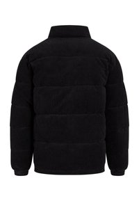 Mustast korduroost sulejope kõrge kraega ja tikandiga. Omaduseks on tekstuuriga pind ja ümardatud varrukaotsad. Tagant vaadatuna ühevärviline.