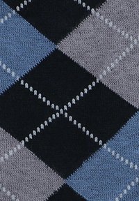 Dzianina z niebieskim, szarym i czarnym wzorem argyle, z naprzemiennymi diamentowymi kształtami i małymi białymi akcentami szycia.