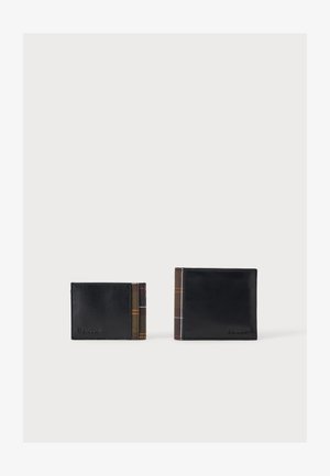 Deux portefeuilles en cuir noir avec des accents à carreaux marron placés côte à côte sur un fond clair uni.