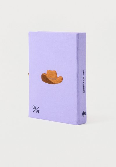 Βιβλίο με εξώφυλλο καλυμμένο με ύφασμα λεβάντας, με κεντητό καφέ καουμπόικο καπέλο στην εξώφυλλο, αριθμημένο 05/77, με τίτλο "Valley Ranger" στη ράχη.