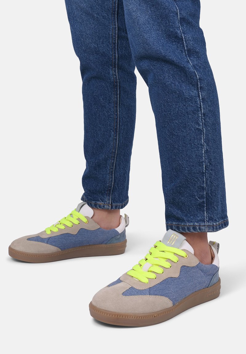 Buty sportowe z połączeniem szarego zamszu i niebieskiego dżinsu, z neonowożółtymi sznurówkami, gumową podeszwą i wiązanym wzorem.