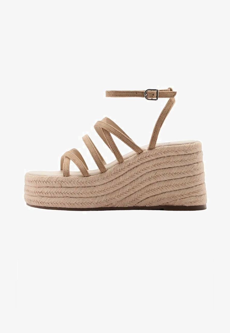 Sandale compensée avec une plateforme en espadrille beige texturée, dotée de plusieurs fines lanières et d'une boucle réglable à la cheville.
