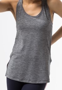 Grijze sportieve tanktop met een ronde hals, mouwloos ontwerp, zijsplitten en een gestructureerd stoffenpatroon. Geschikt voor activewear.