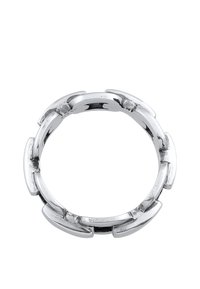 Anello in metallo argento caratterizzato da un design liscio e segmentato con forme arrotondate e una leggera texture lungo i bordi. Forma circolare.