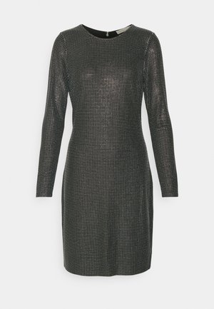 Schwarz langärmliges Kleid mit einem Muster aus kleinen metallischen Nieten, rundem Ausschnitt und taillierter Passform aus einem glatten, strukturierten Stoff.