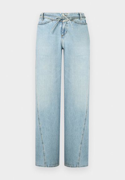 Ανοιχτό μπλε τζιν παντελόνι με φαρδύ πόδι και ελαστική μέση με κορδόνι, με ξεβάμματα, ίσια κοπή και εμφανείς ραφές κατά μήκος των ραφών.