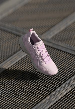 Roze sport schoen met een gladde bovenkant, gestructureerde zool en vetersluiting. Bevat een logo op de tong en een lus bij de hiel.