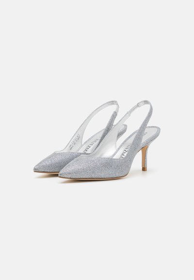 Zapatos de tacón slingback plateados con puntera afilada, parte superior texturizada, tacón de aguja bajo y detalles transparentes en el tacón y la abertura.