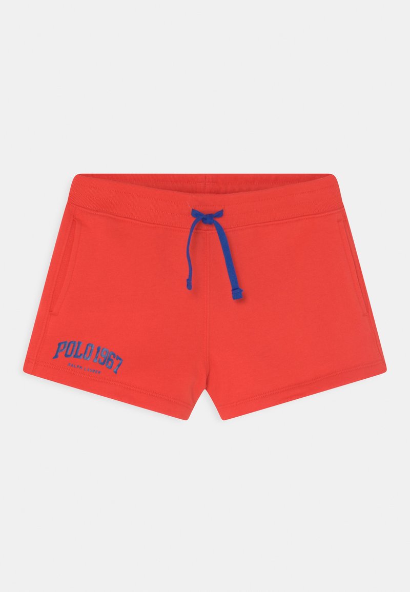 Calções de algodão vermelhos com um cordão de ajuste azul, apresentando bolsos laterais e "POLO 1967" bordado em azul na frente.