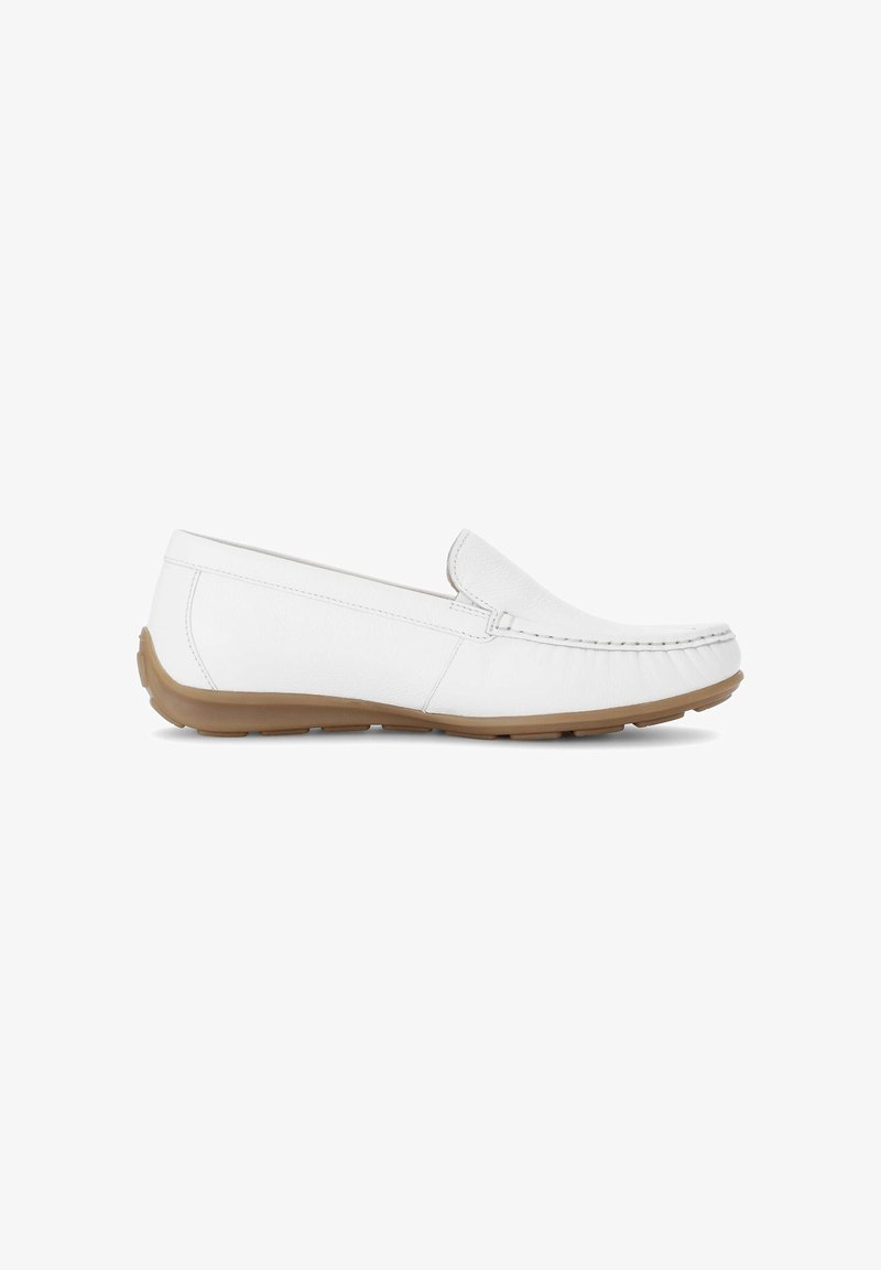 Witte leren mocassin loafer met bruine rubberen zool, gedetailleerde stiksels langs de neus en zijkant, instapmodel.