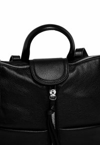 Borsa in pelle nera con manico arrotondato, chiusura a patta e zip centrale. Superficie testurizzata con una sottile lavorazione a grana.