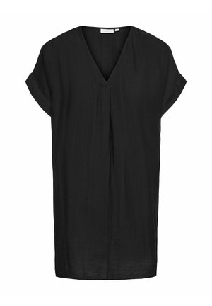 Luźna czarna sukienka z krótkim rękawem, dekoltem w serek i plisą na środku przodu, wykonana z lekkiego, teksturowanego materiału.