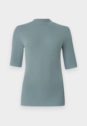T-shirt en maille côtelée de couleur bleu-vert doux, avec un col haut et des manches courtes, présentant une silhouette ajustée et une texture lisse.